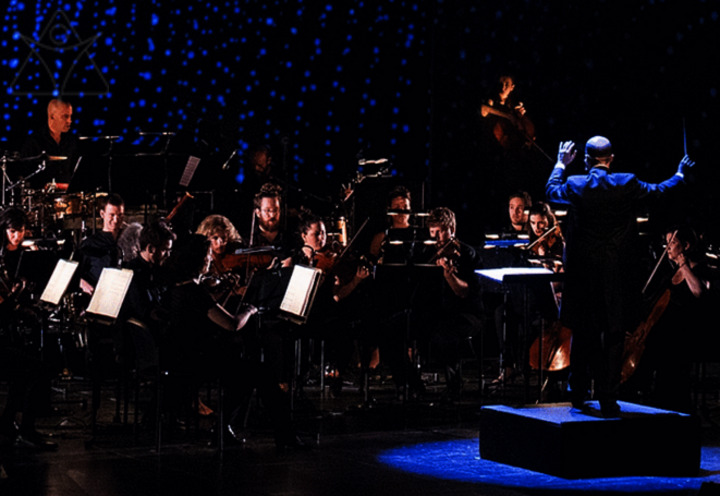 "תזמורת המהפכה – לנוע בלי לזוז 2024 – פנטזיה מוסיקלית" – הופעות מוזיקה קלאסית בתל אביב-יפו